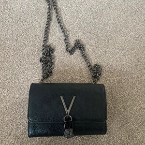 Elegant Black Crossbody Bag with Chain Detail